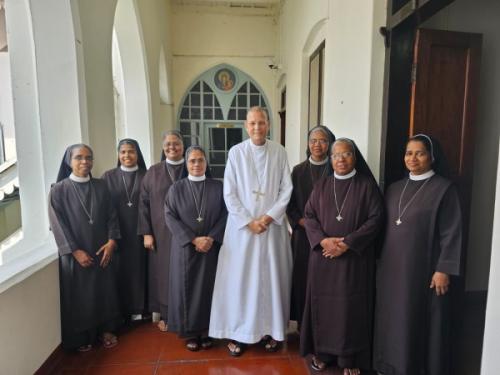 2.-General-Team-with-Archbishop-of-verapoly